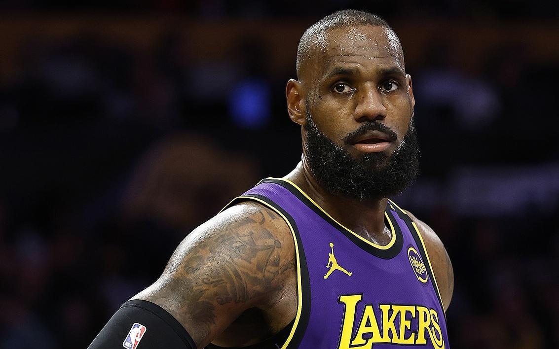 由於籃球運 由於籃球運