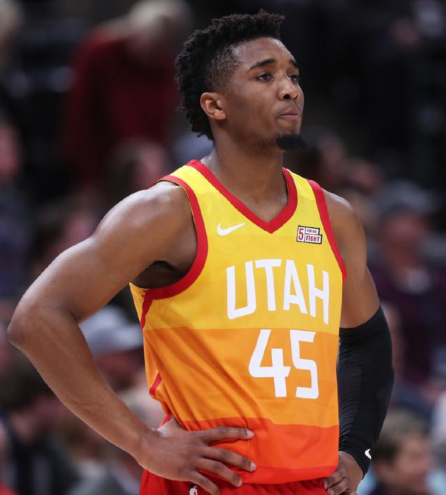 巩固联盟第一！骑士终结步行者6连胜米切尔35分单节轰19分.