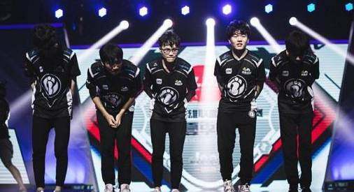 独行侠和锋线大将签下提前续约，如何合理安排出场时间？