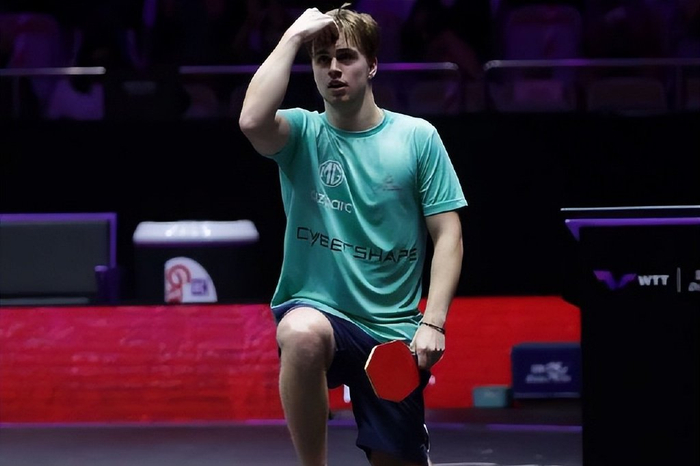 大妈喊一句中国足球加油，然后一脚把球踢进小轿车窗户，这脚法什么水平